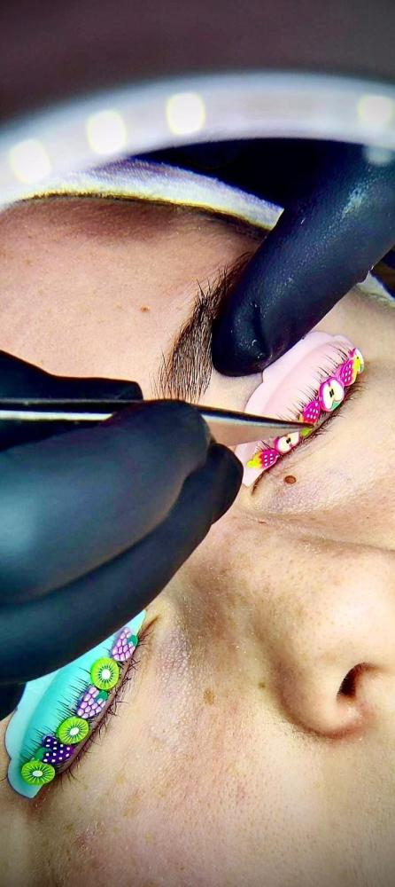Rehaussement de cils et laminage de sourcils